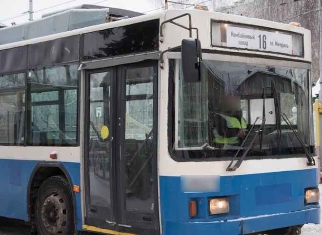 В Приокском припаркованный грузовик парализовал движение троллейбусов