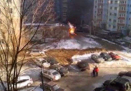 В Московском районе Рязани взорвался автомобиль (видео)
