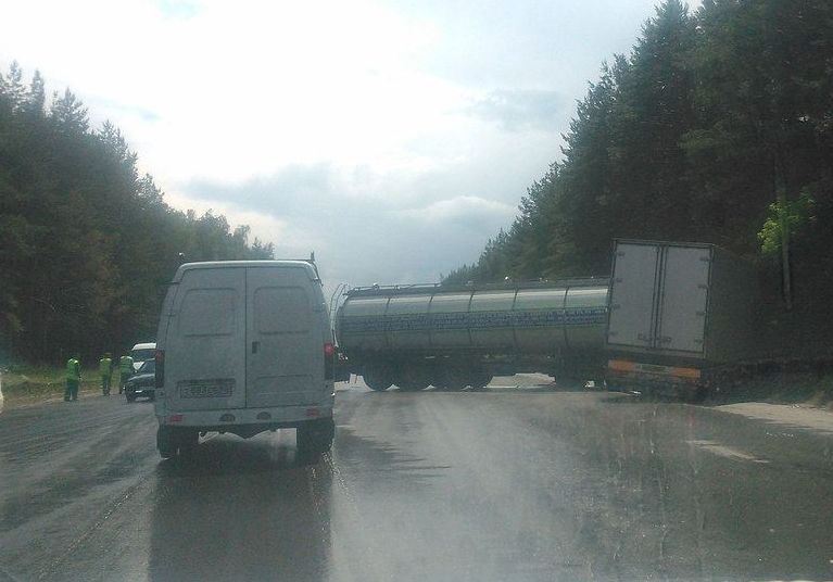 Тульский грузовик перекрыл дорогу на Солотчу