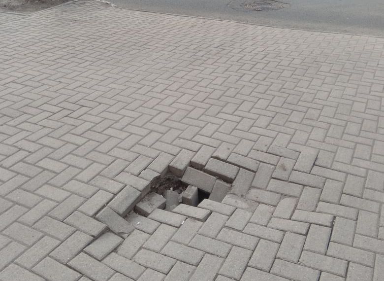 На Первомайском проспекте начал проваливаться тротуар