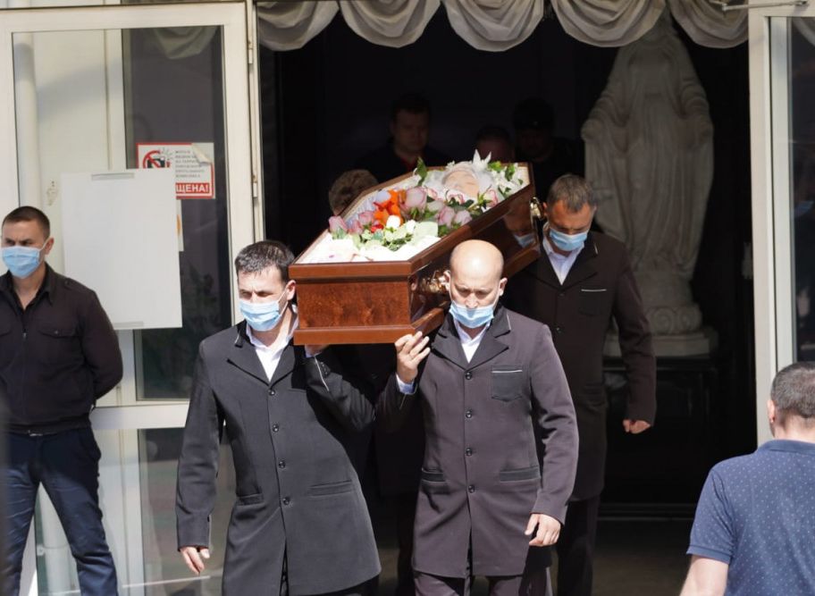 В Волгограде похоронили погибших в ДТП юных баскетболисток