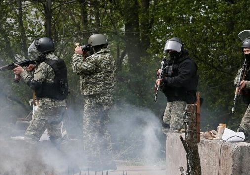 Украинские силовики окружили Мариуполь блокпостами