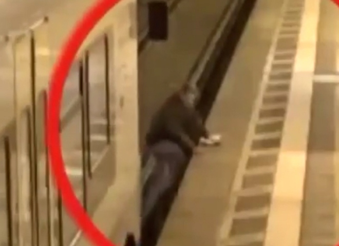 Мужчина выжил, попав под поезд в Германии  (видео)