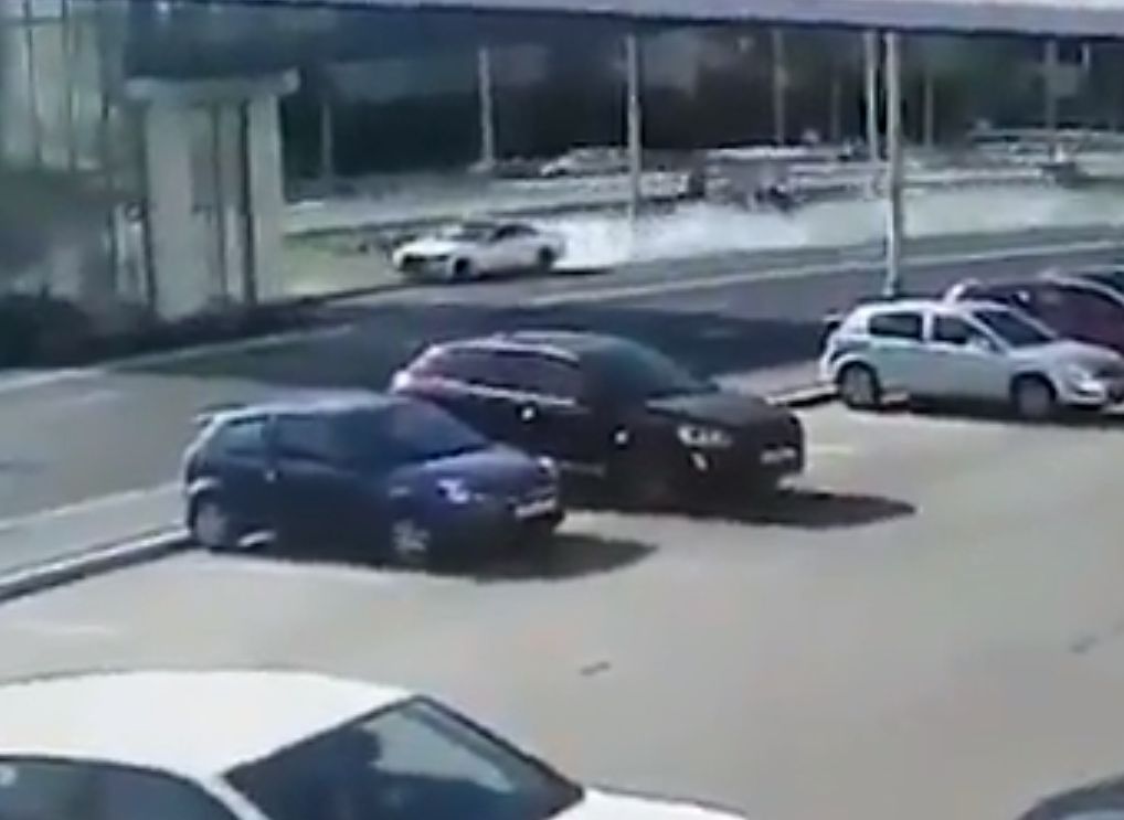 На Рублевке Mercedes врезался в надземный переход и загорелся (видео)