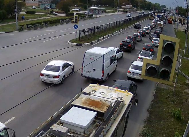 Из-за аварии на Московском шоссе собралась огромная пробка