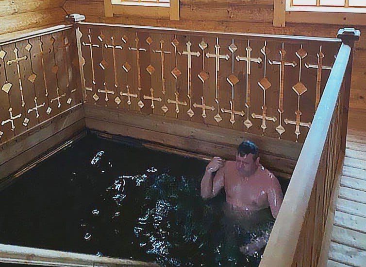 Любимов опубликовал фото своих крещенских купаний