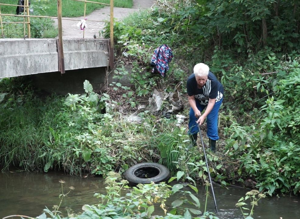 В Рязани женщина в одиночку чистит реку Лыбедь