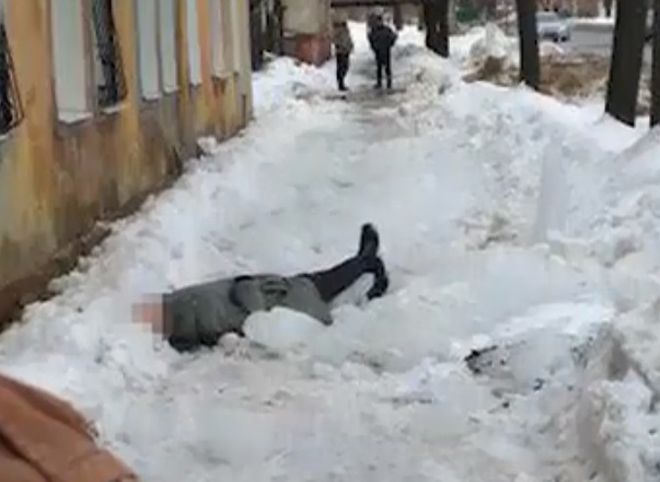 В Подмосковье женщину убила ледяная глыба (видео)