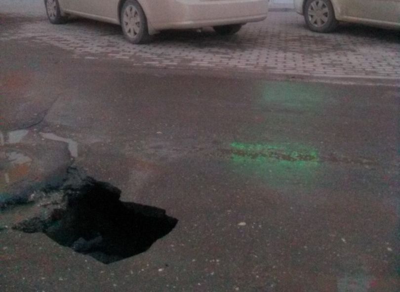 Фото: на улице Типанова провалился асфальт
