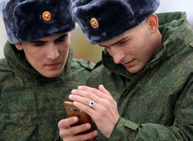 Госдума запретила военным пользоваться смартфонами на службе