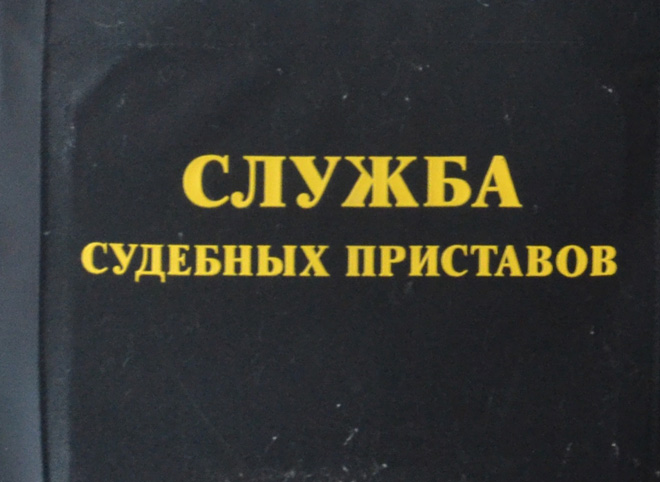 Рязанка с помощью приставов взыскала компенсацию морального вреда