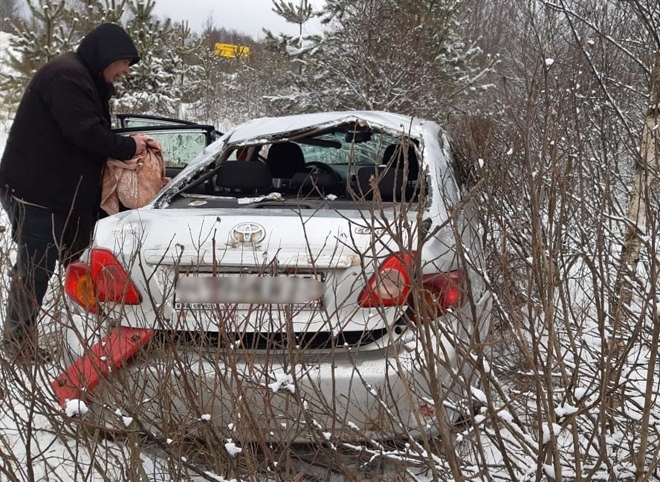 В Клепиковском районе перевернулась Toyota Corolla, пострадала женщина