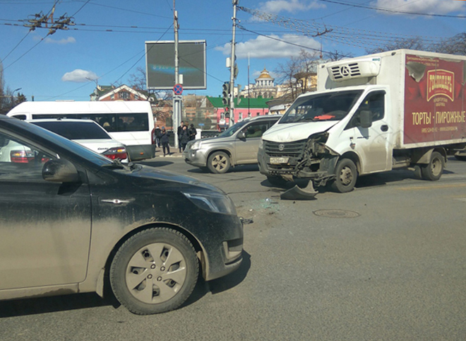 В ДТП на площади Ленина пострадал водитель Renault