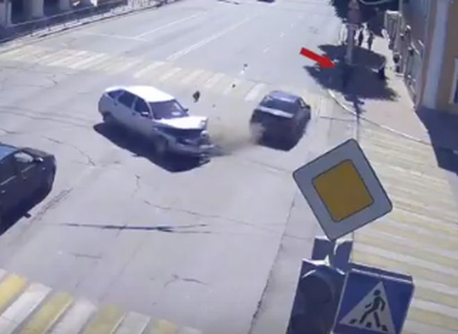 На углу Свободы и Ленина автомобиль сбил человека на тротуаре (видео)