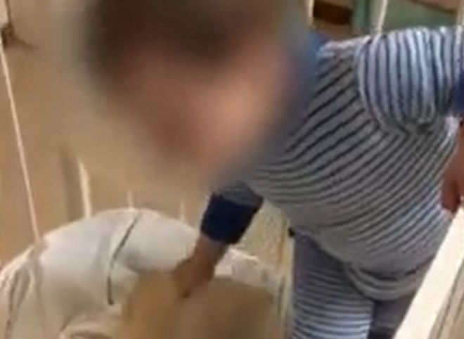 В детской больнице в Санкт-Петербурге трехлетнего малыша-сироту привязали к кровати