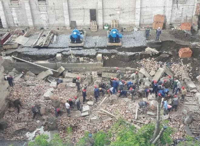 В Новосибирске на рабочих обрушилась стена здания