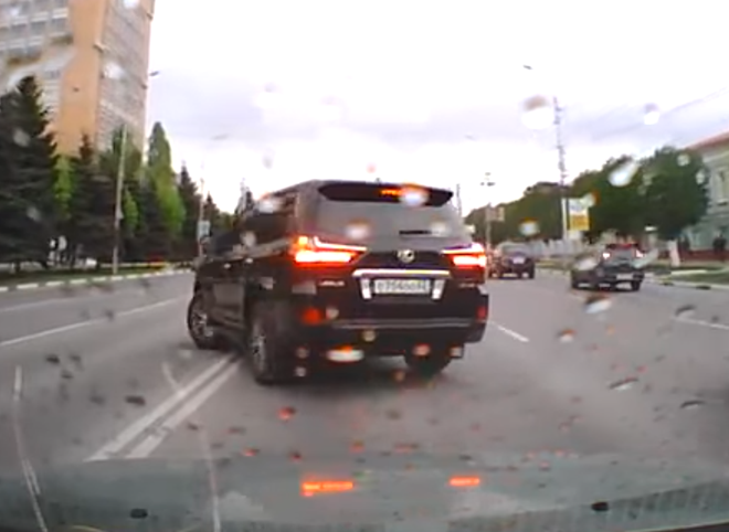В центре Рязани водитель Lexus грубо нарушил ПДД (видео)