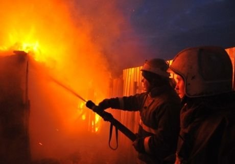 Рязанские пожарные вытащили из огня троих детей