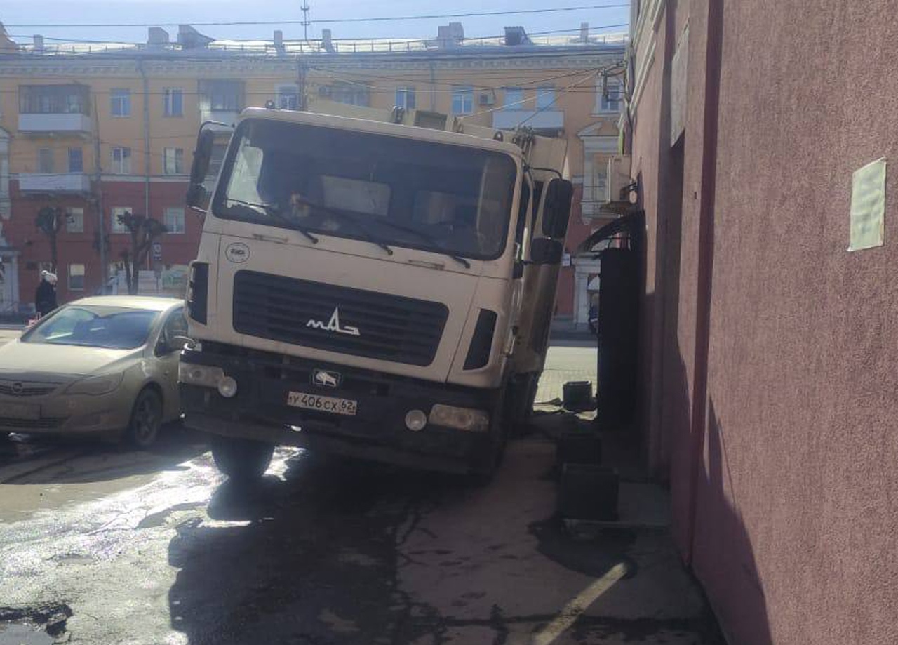 В центре Рязани мусоровоз «ушел под землю» | 14.03.2024 | Рязань -  БезФормата