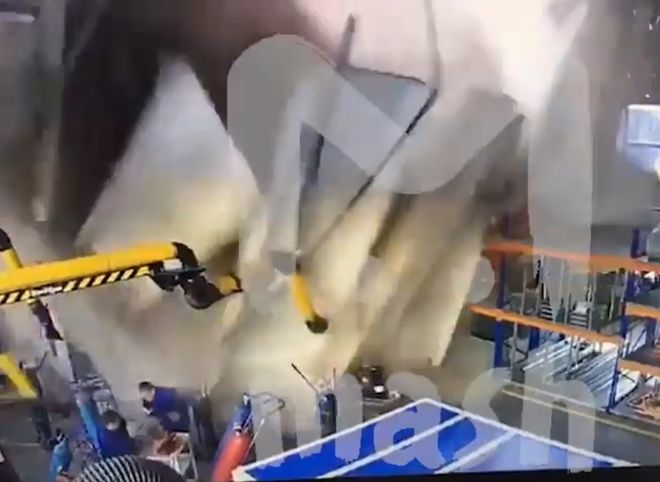 Опубликовано видео момента обрушения крыши в подмосковном Дзержинском