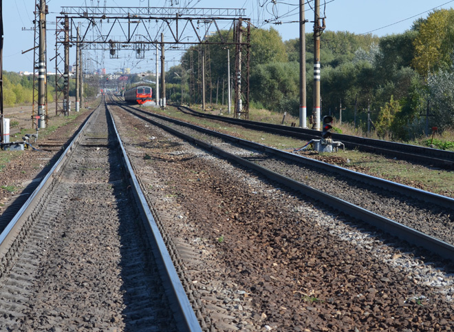 СК выясняет обстоятельства гибели женщины под поездом в Рязанском районе