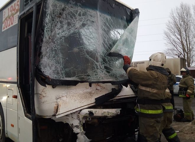 На трассе М6 в Михайловском районе столкнулись автобус и грузовик