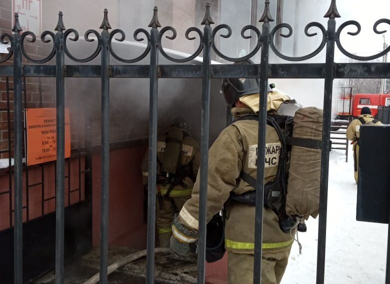 В Приокском при пожаре в ремонтной мастерской пострадал человек
