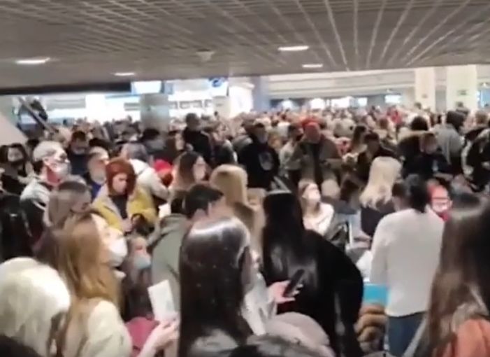 Из-за ледяного дождя в московских аэропортах задержаны более 150 рейсов