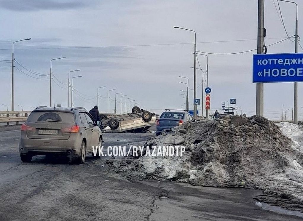 На Солотчинском шоссе перевернулась легковушка
