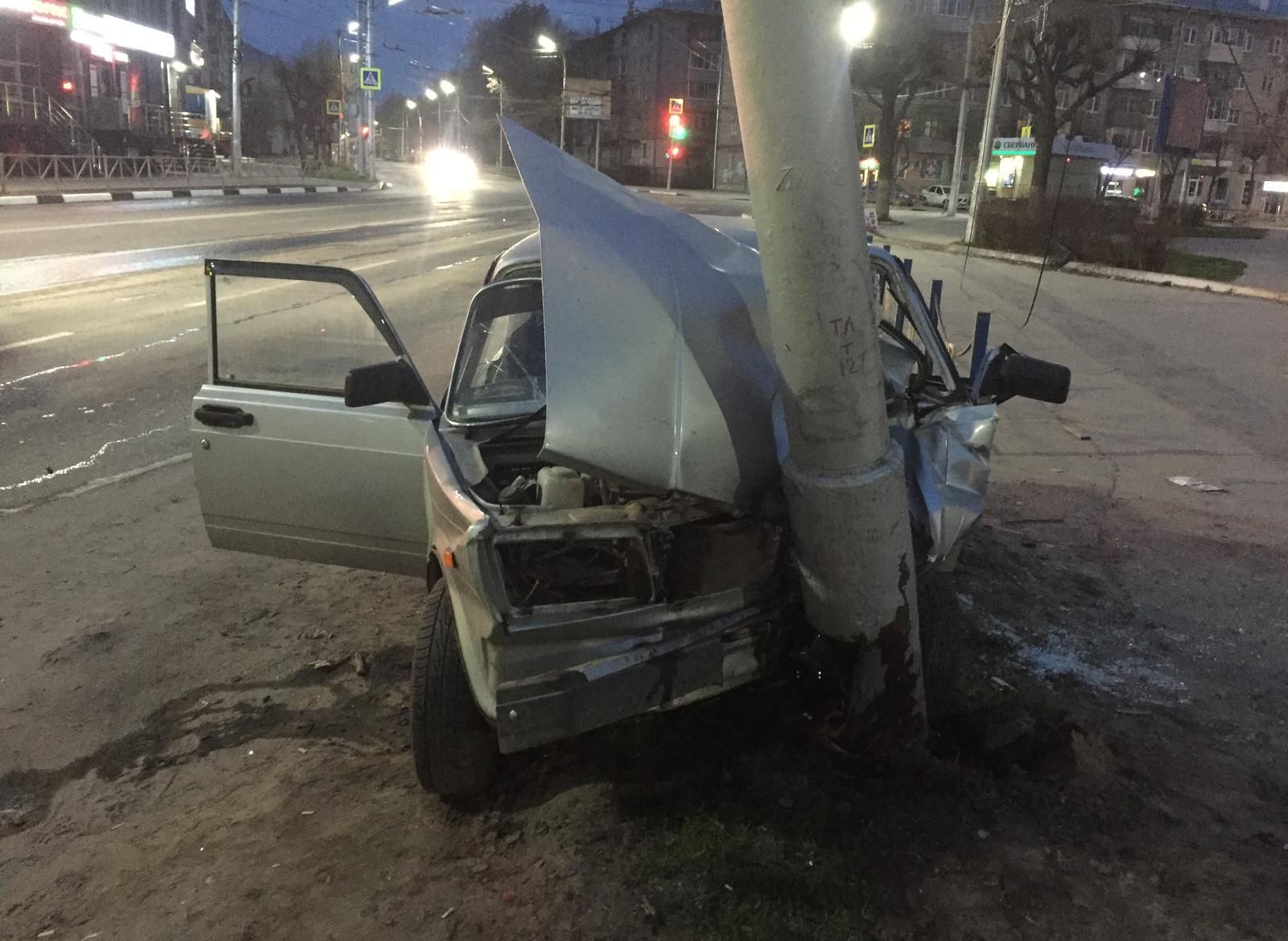 В ночном ДТП на улице Гагарина пострадал 28-летний водитель
