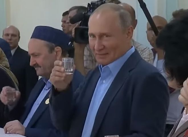 Путин во время поездки в Дагестан выпил стопку, как и обещал 20 лет назад (видео)