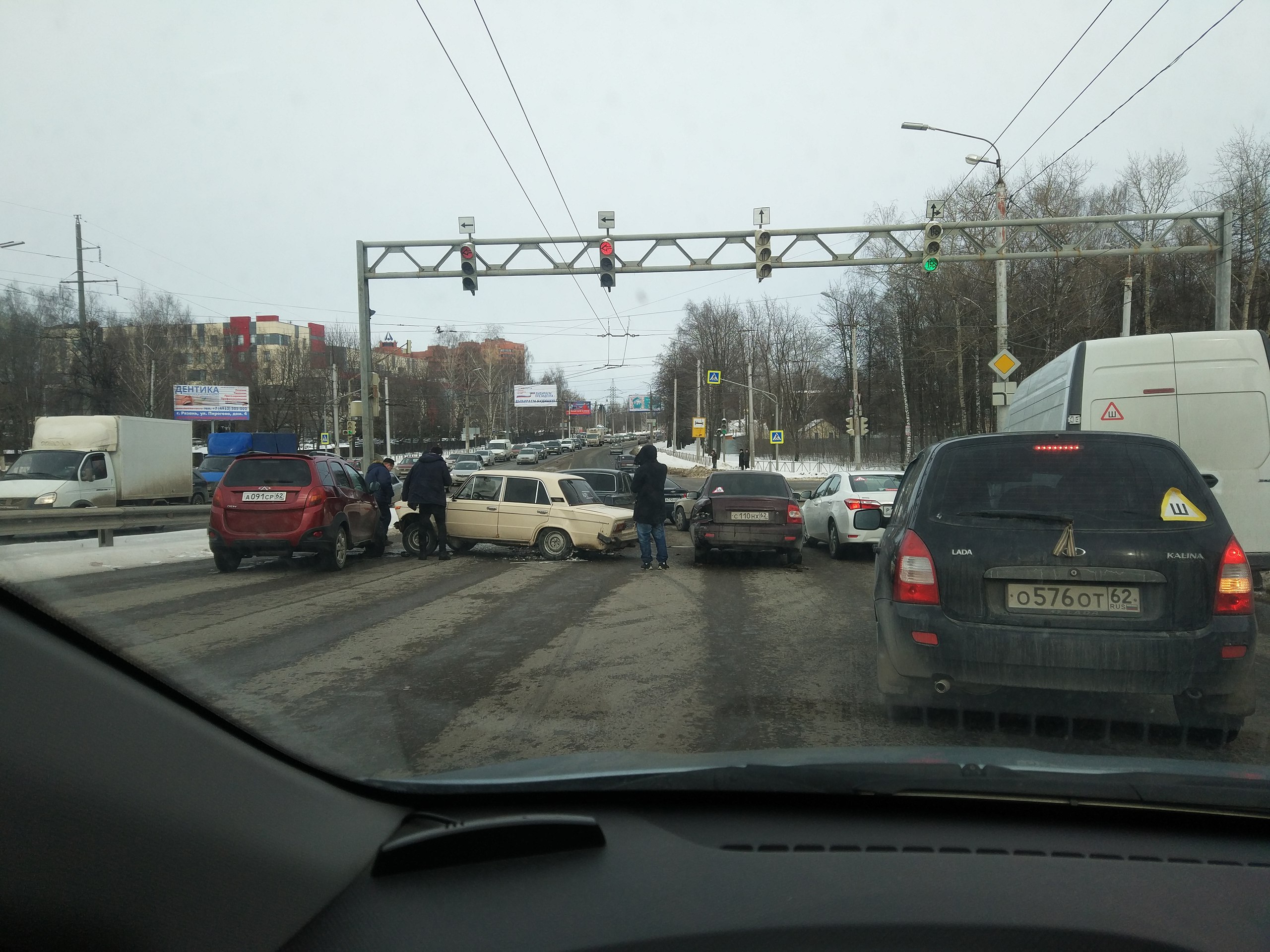 На путепроводе в Приокском произошло ДТП с участием шести машин (видео)
