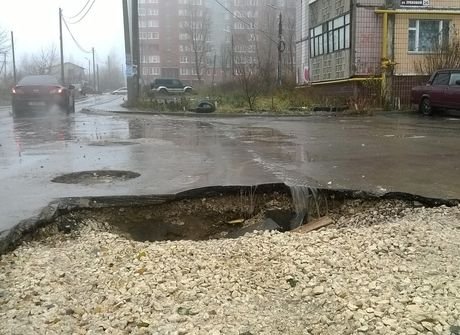После ремонта труб на улице Зубковой остались огромные ямы