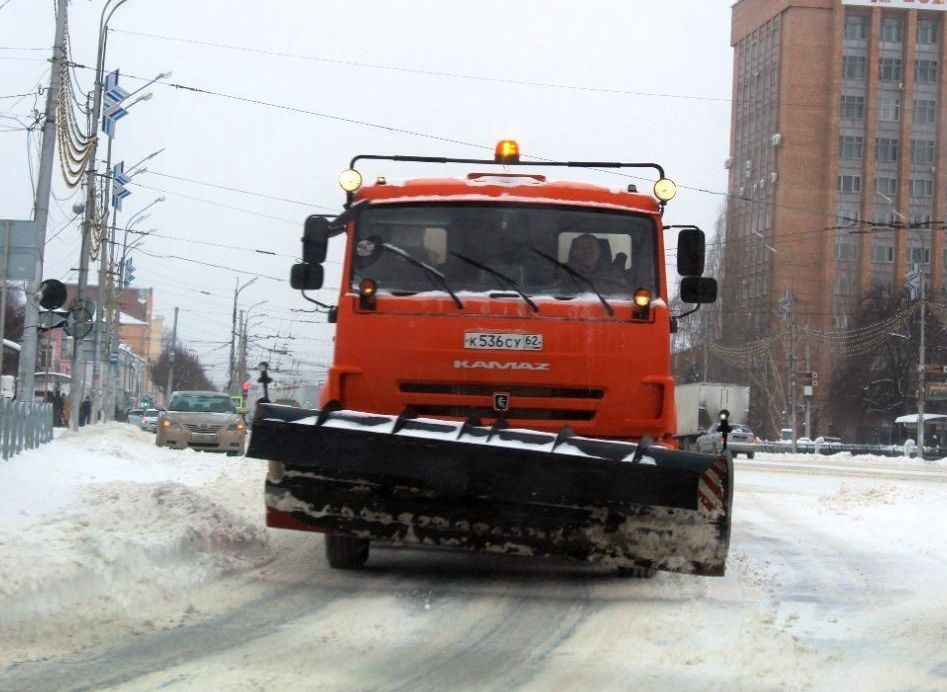 На улицы Рязани выехали 26 снегоуборочных машин