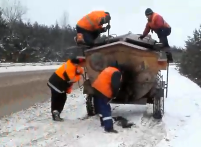 Видео: в Рязанской области рабочие кладут битум на снег