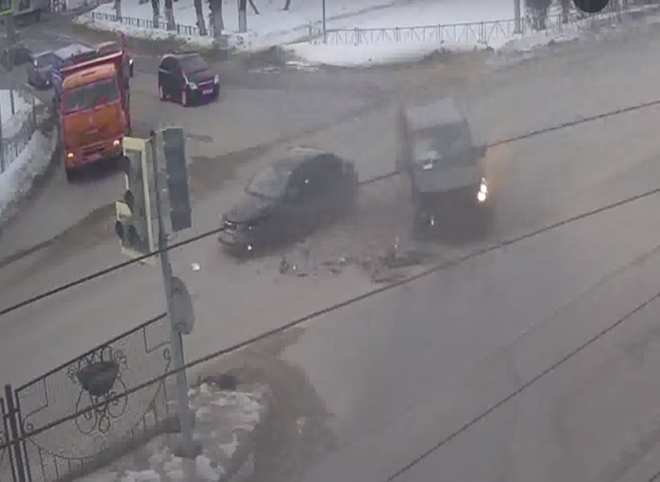 На Московском шоссе столкнулись легковушка и минивэн (видео)