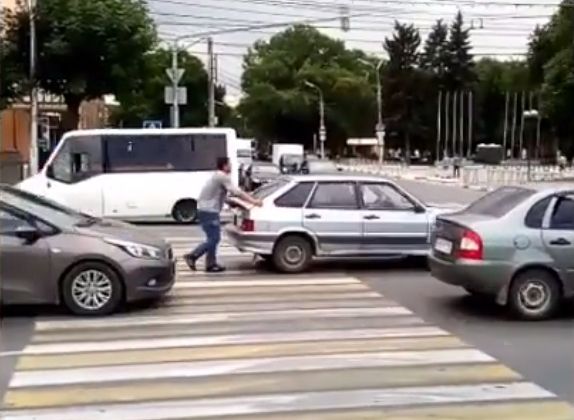 Видео: мужчина толкает «четырнадцатую» по Первомайскому проспекту