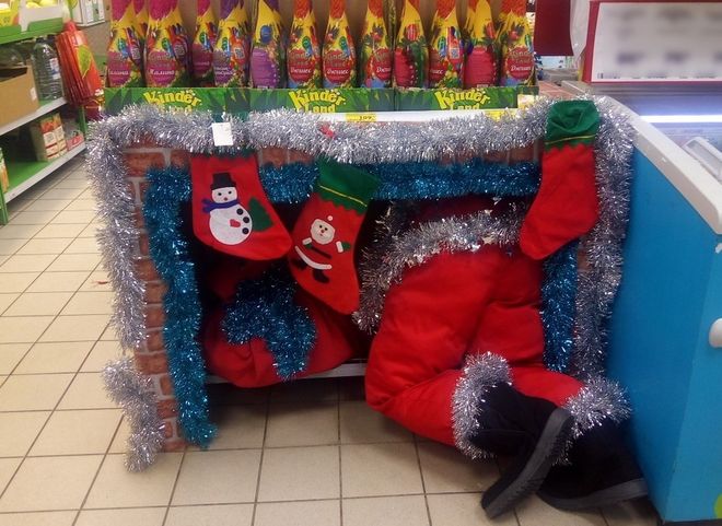 В рязанском магазине сотрудников и покупателей напугал Дед Мороз, прячущий подарки