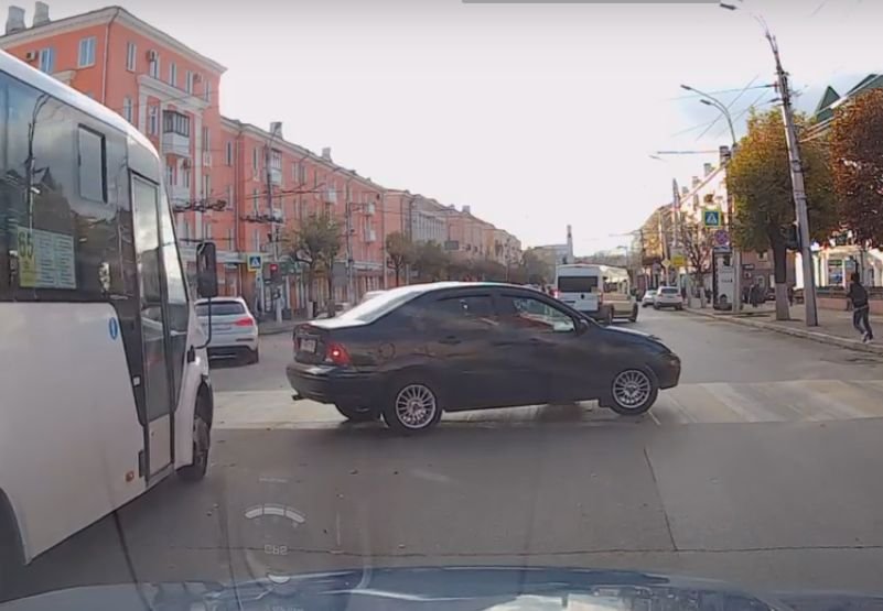 Видео: рязанская автоледи запаниковала и нарушила ПДД