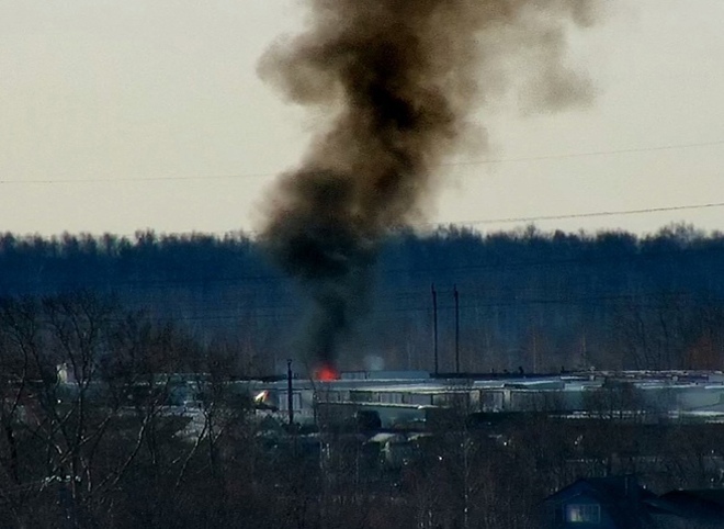 Пользователи соцсети сообщили о пожаре на заводе в Рязани