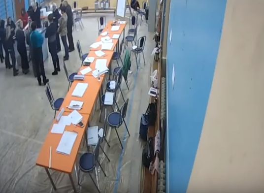 На избирательном участке в Рязани засняли вброс бюллетеней