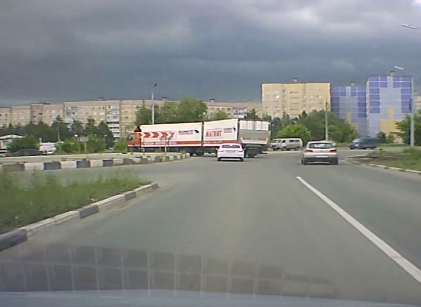 Опрокидывание фуры «Магнита» на улице Зубковой попало на видео