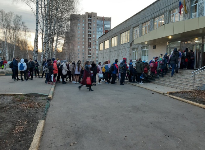 Фото: у рязанской школы №55 образовалась очередь из учеников