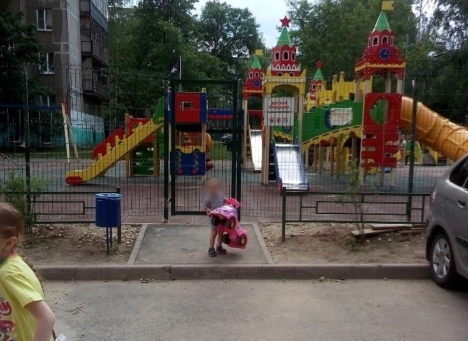 В Дашково-Песочне детскую площадку огородили забором и закрыли «от чужих»