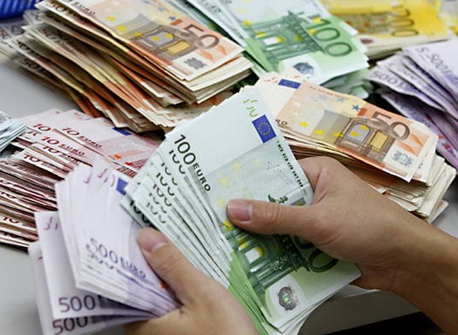 Биржевой курс евро вырос почти на два рубля