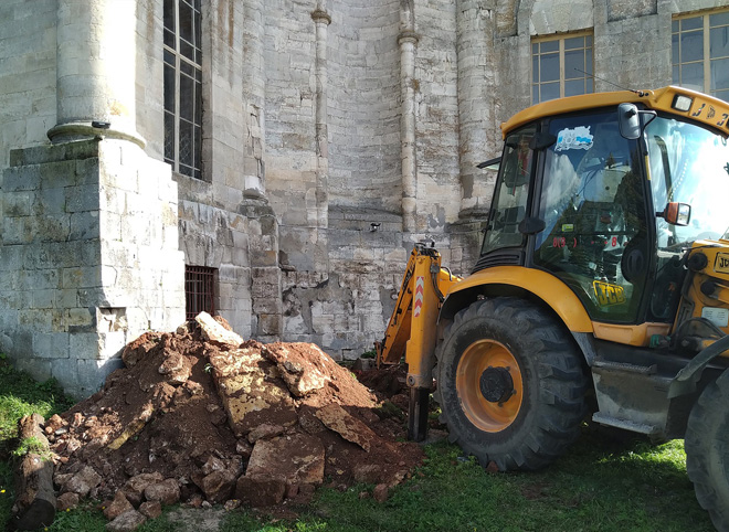 В Рязанской области экскаватор раскопал землю у фундамента уникального храма