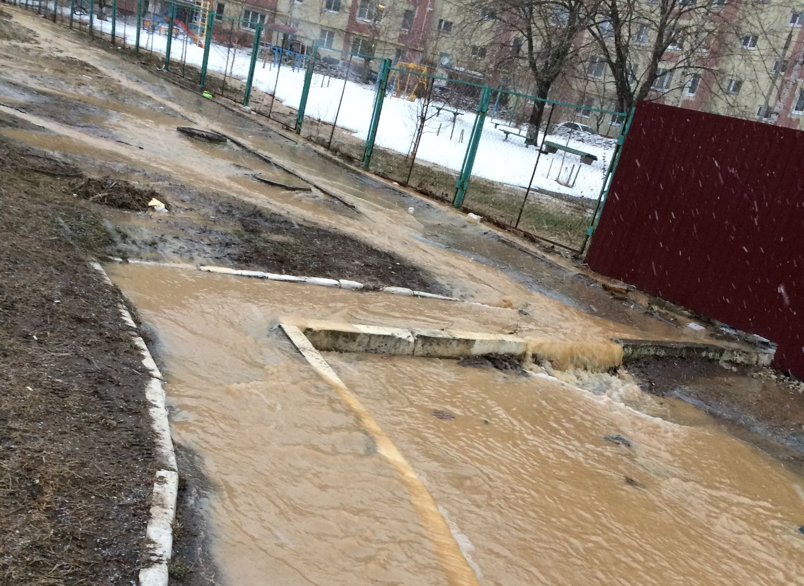 На улице Новоселов случился потоп