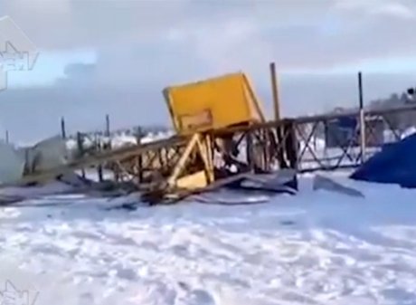 В Сургуте при падении башенного крана погиб человек (видео)