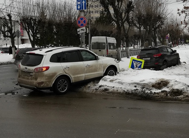 На перекрестке улиц Садовой и Есенина столкнулись две легковушки