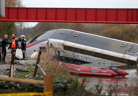В поезде, упавшем во Франции в реку, находились дети